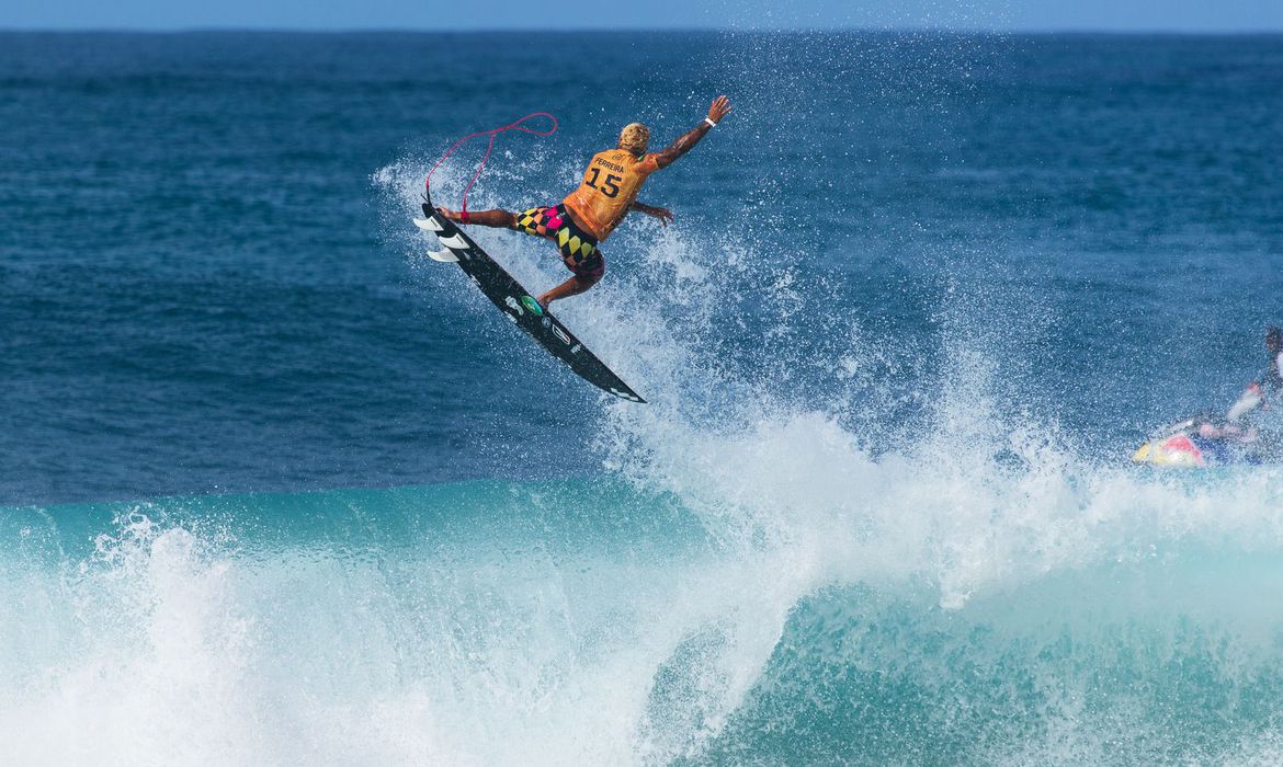 Potiguar Ítalo Ferreira e Medina chegam às oitavas do Mundial de Surf