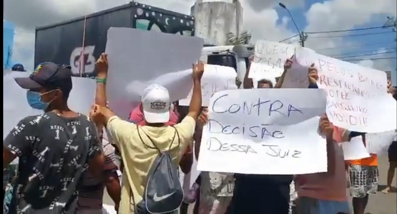 VÍDEO: Trabalhadores protestam contra suspensão de réveillon em Pipa; assista