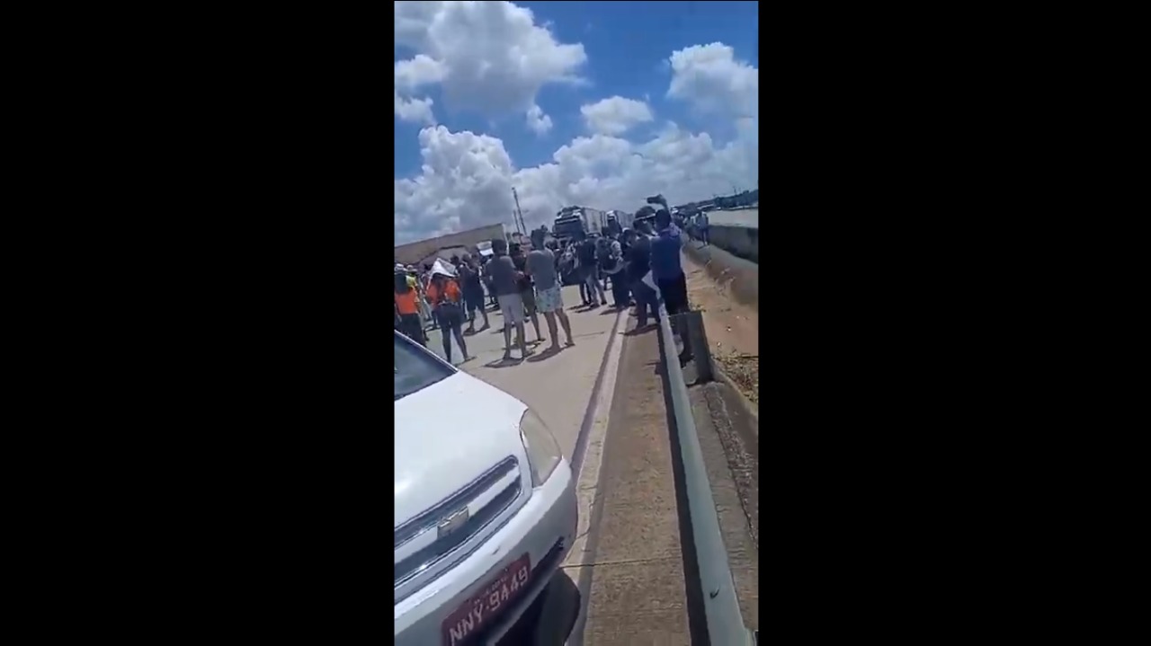 VÍDEO: Trabalhadores fecham BR em protesto contra suspensão do réveillon de Pipa