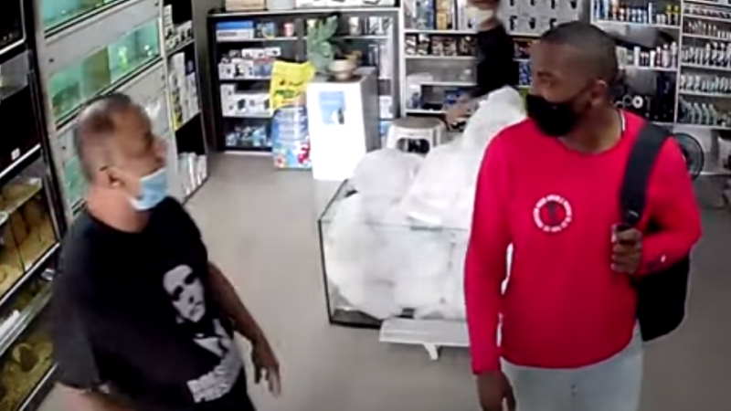 VÍDEO: Bombeiro armado agride jovem negro; assista