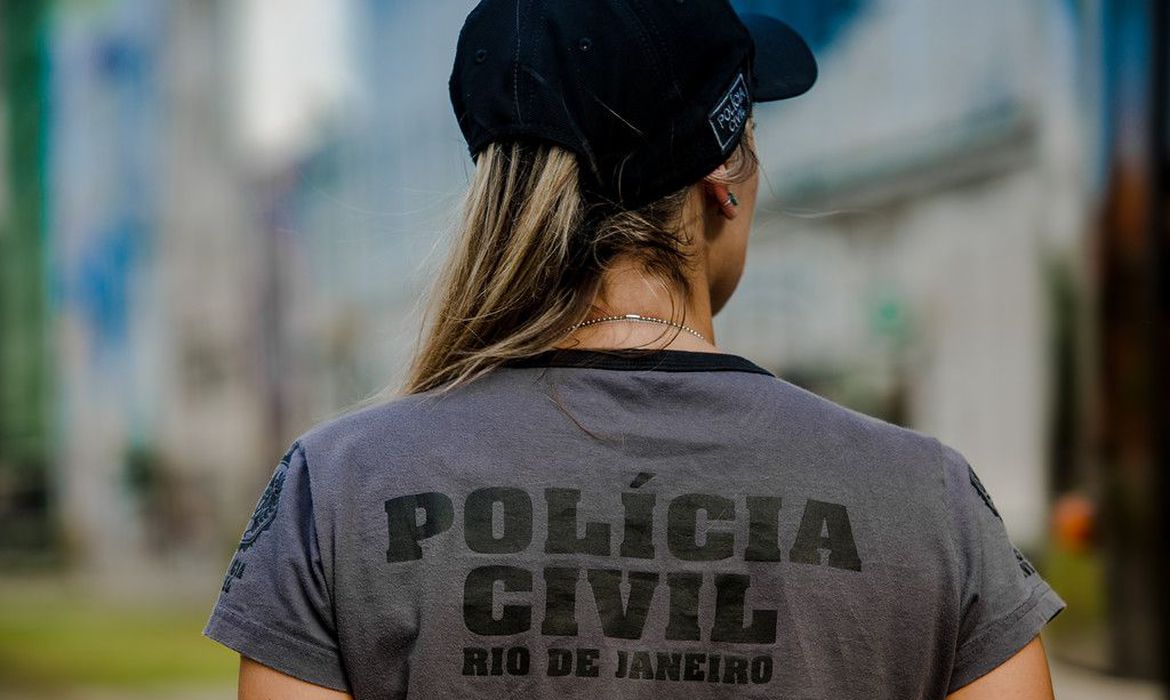 Polícia faz ação contra suspeitos de extorquir políticos com fake news