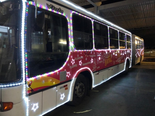'Busão Natalino' circula pelas ruas de Natal