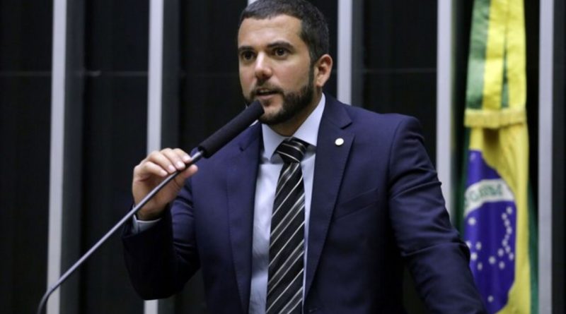 Deputado entra com ação contra apresentador por crime contra os 3 Poderes