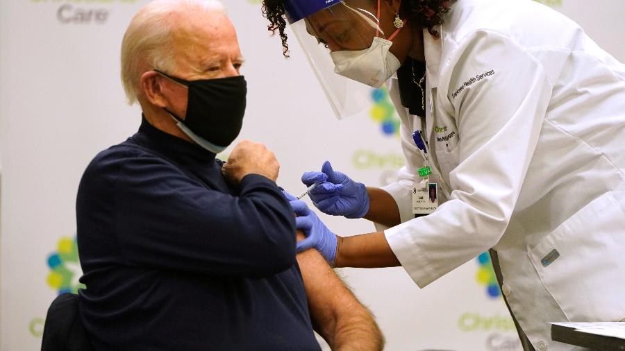 Presidente eleito dos EUA, Joe Biden recebe 1ª dose de vacina contra a covid-19