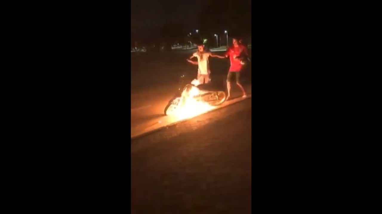 VÍDEO: Adolescente é apreendido após atear fogo na própria moto em blitz