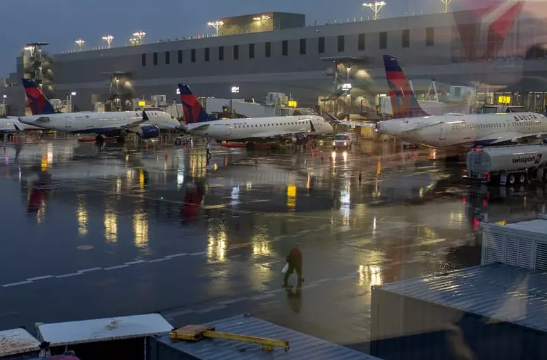 Passageiros saltam de avião em movimento com um cachorro nos Estados Unidos