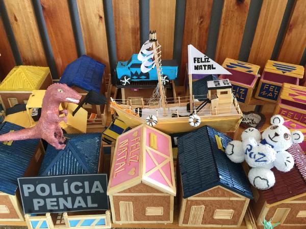 Filhos de internos de Alcaçuz recebem brinquedos feitos no presídio