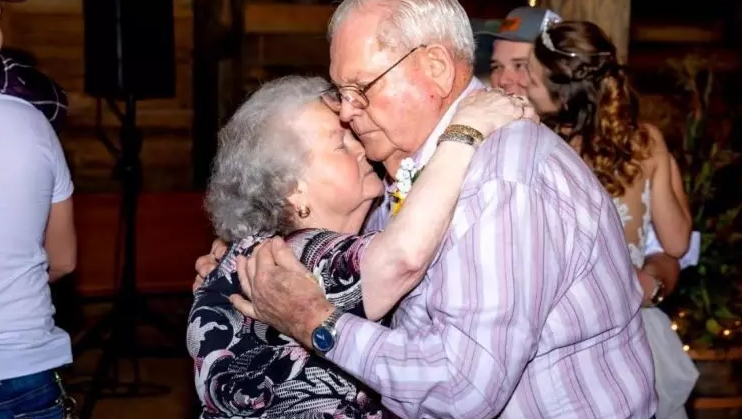 Covid-19: Casal morre de mãos dadas em leito de hospital após 61 anos juntos