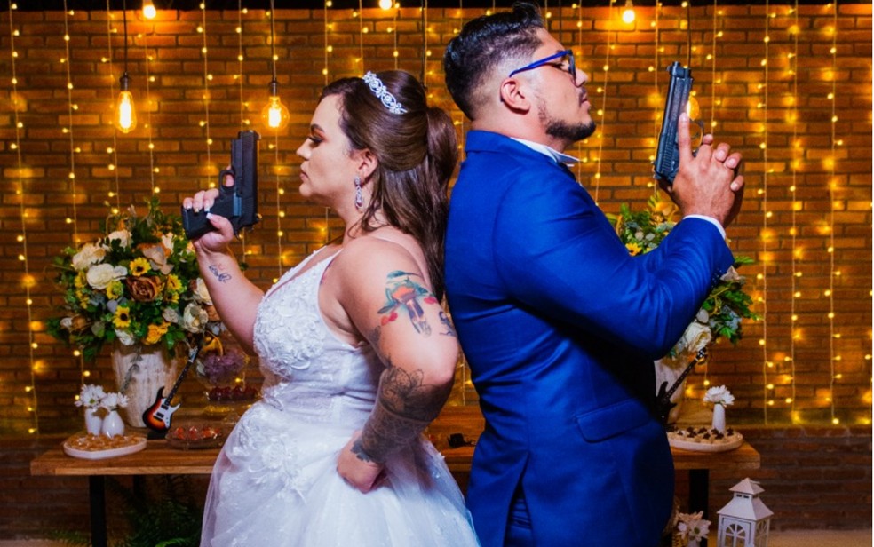 Noivos viralizam na web após fotos com padrinhos ostentando armas no casamento