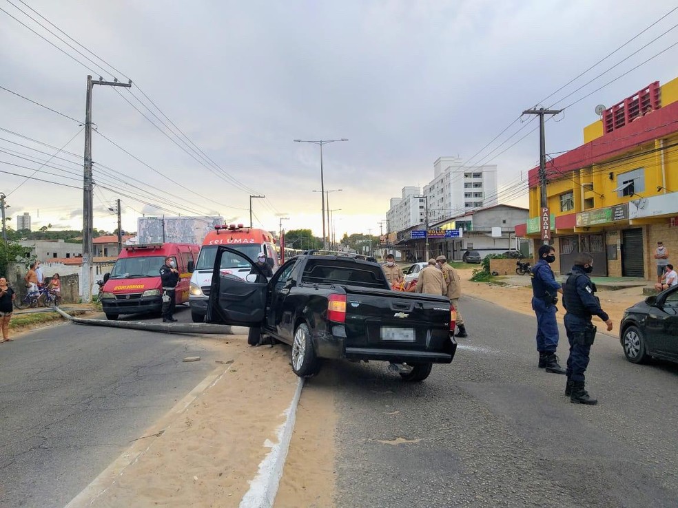 Homem perde controle do carro e derruba poste na Zona Norte de Natal