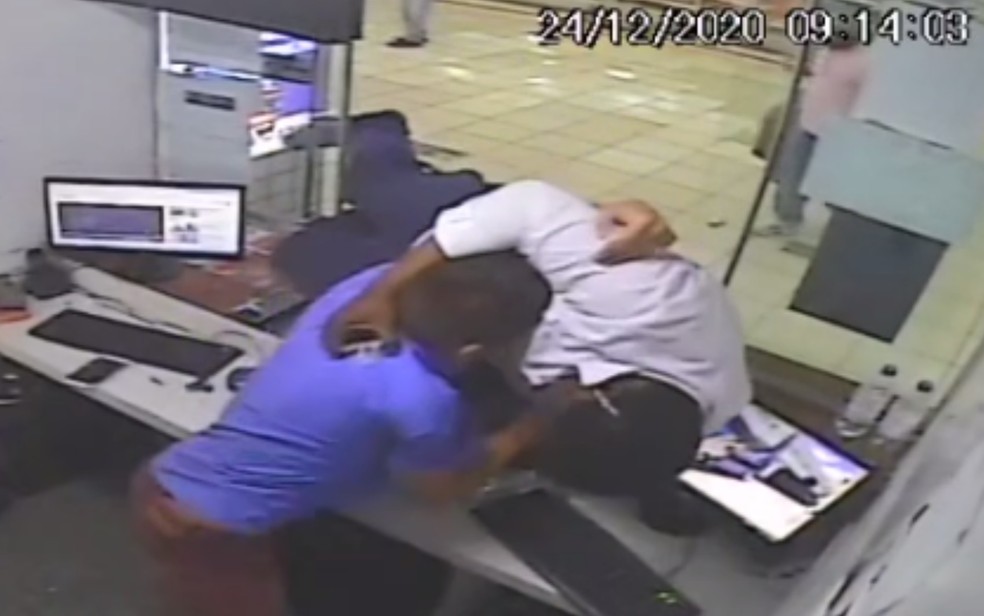 VÍDEO: Homem agride atendente por bagagem e descobre que estava no guichê errado