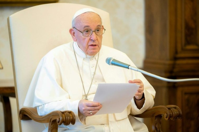 Conta do papa Francisco no Instagram curte foto sensual pela segunda vez