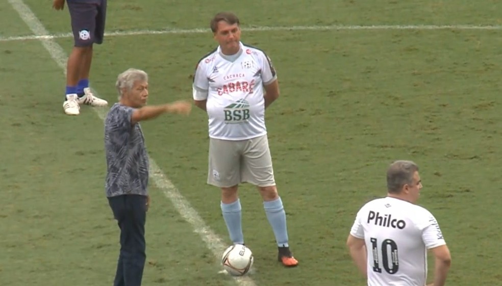 VÍDEO: Bolsonaro faz gol e sofre queda em jogo beneficente 'Natal Sem Fome'