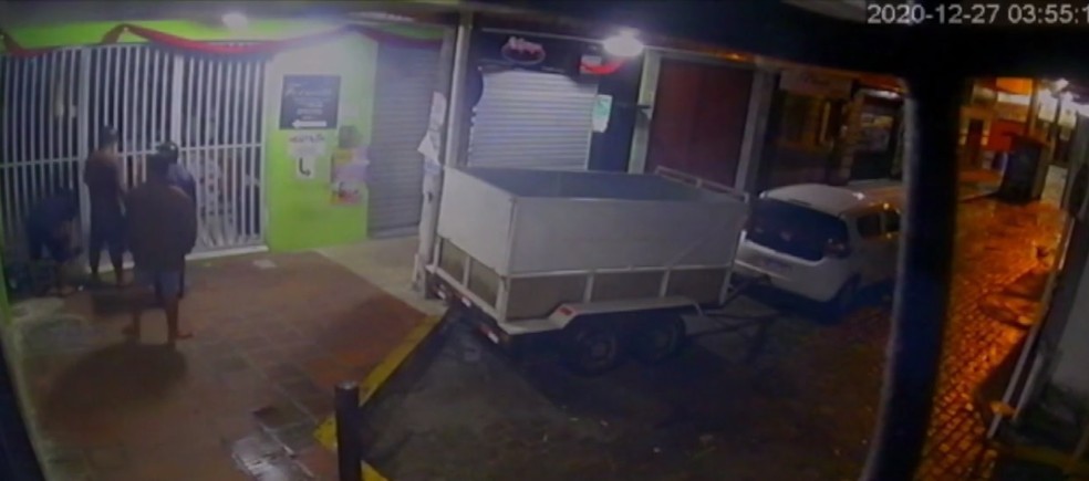 Bandidos arrombam galeria no Alecrim e roubam R$ 50 mil em produtos