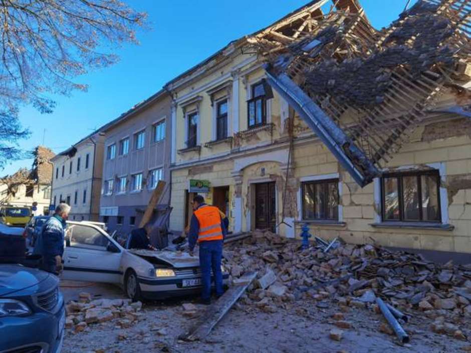 Terremoto de magnitude 6,4 faz prédios desabarem e deixa mortos na Croácia