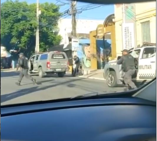 VÍDEO: Bandido é morto e outro ferido após confronto com PMs no Centro de Natal