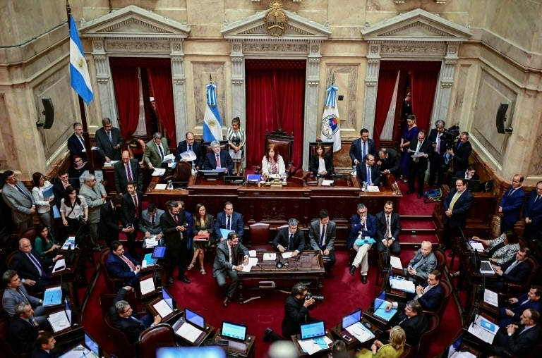 Em decisão histórica, Argentina aprova direito de mulher decidir sobre aborto