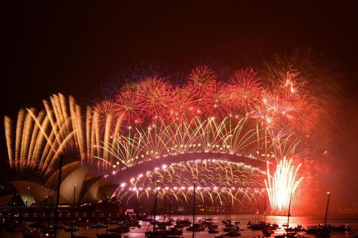 Réveillon 2021: Fogos de artifício explodem sobre ruas vazias