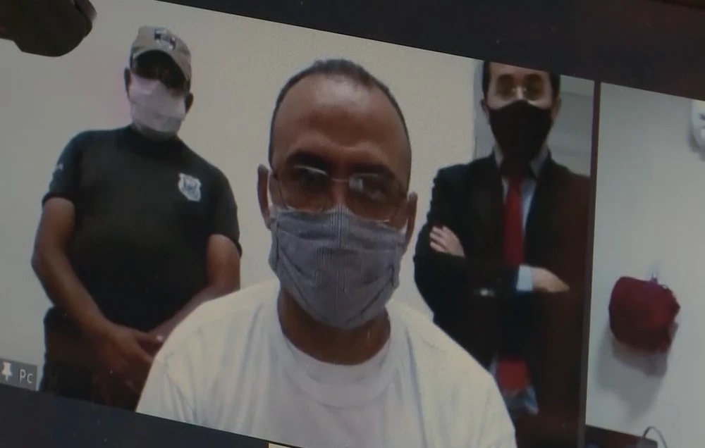 Vereador suspeito de assalto toma posse de dentro da prisão