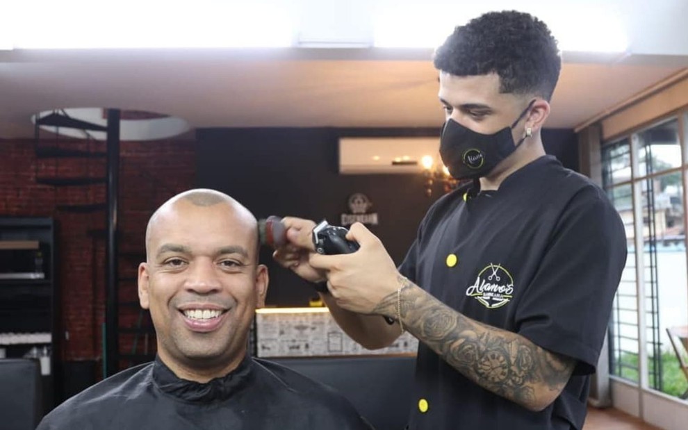 Sem contrato após fazer história na TV, narrador abre barbearia com filho