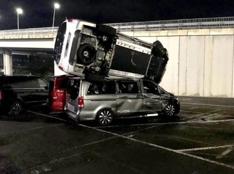 FOTOS: funcionário demitido da Mercedes invade fábrica e destrói 50 veículos