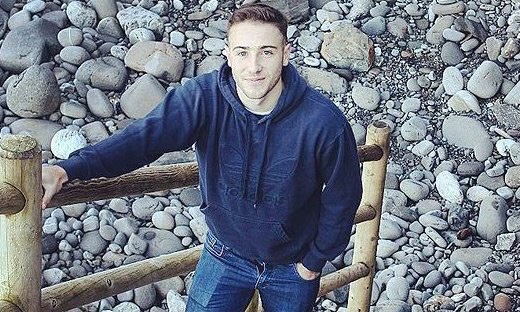 Jogador de 23 anos morre ao bater carro de frente com ônibus