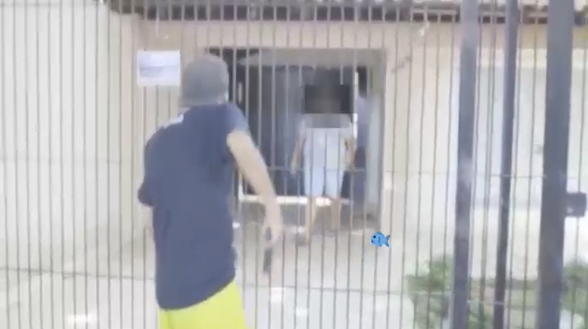 VÍDEO: Mulher é xingada de ‘macaca’ e filho vai armado tirar satisfação