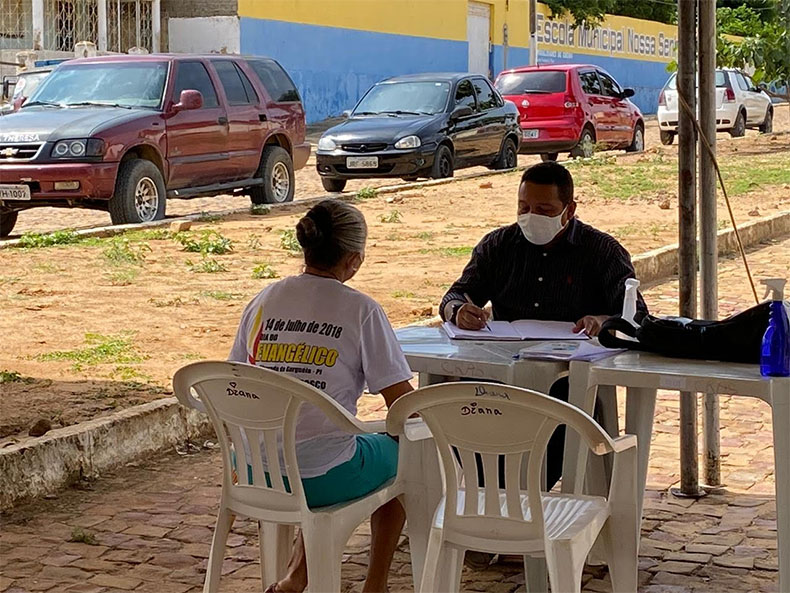 Sem sede própria, prefeito no interior do PI dá expediente no meio da rua