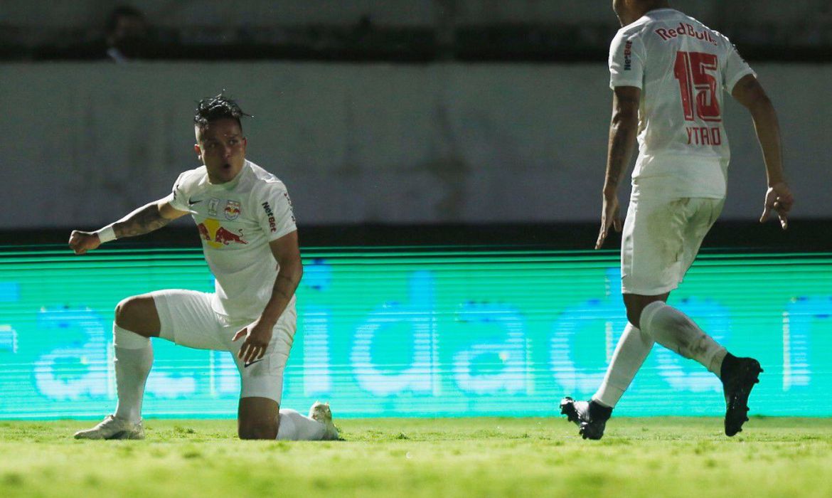 Bragantino tem noite perfeita e goleia líder São Paulo