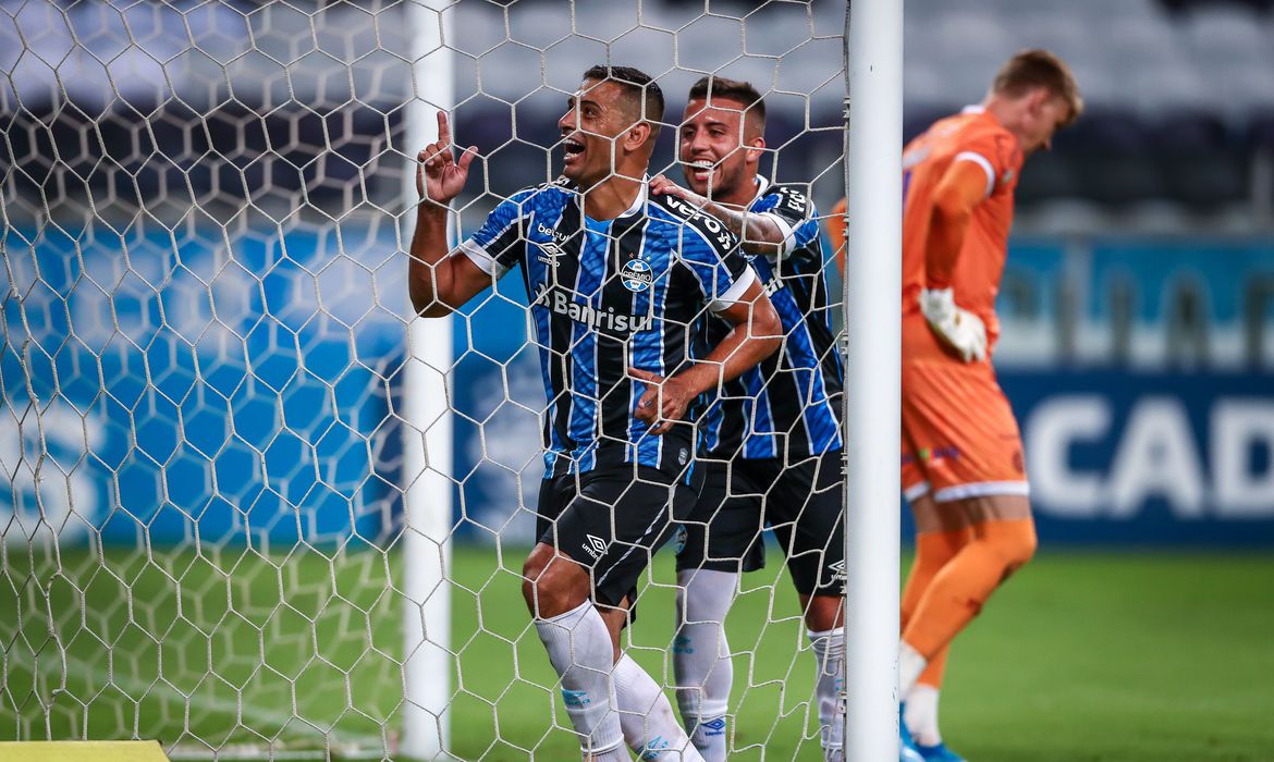 Grêmio vence Bahia e entra no G4