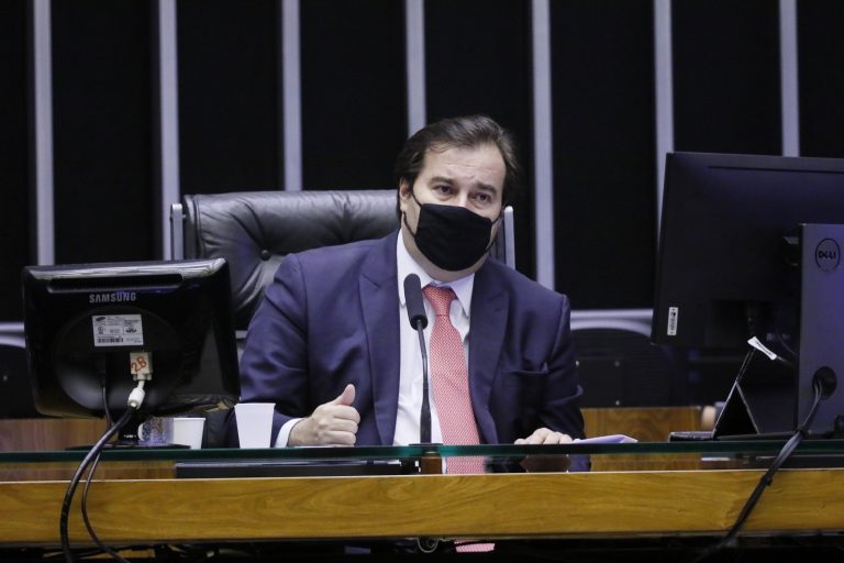 Frase de Bolsonaro sobre fraude em eleição é ataque gravíssimo ao TSE, diz Maia