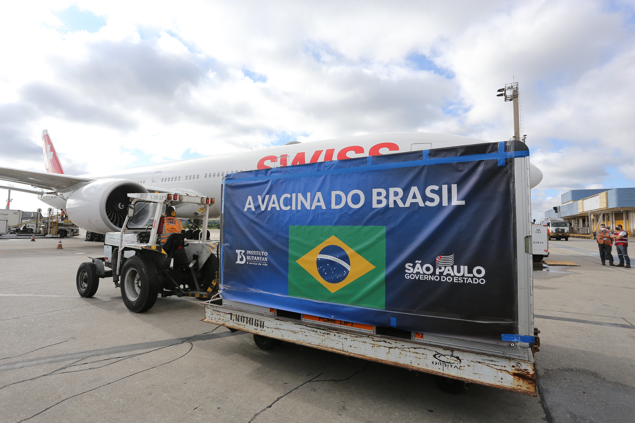 Governo Bolsonaro anuncia compra de 100 milhões de doses da Coronavac
