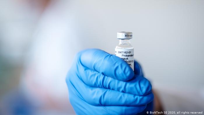 Cada frasco de vacina da Pfizer dá para seis doses, diz Agência Europeia