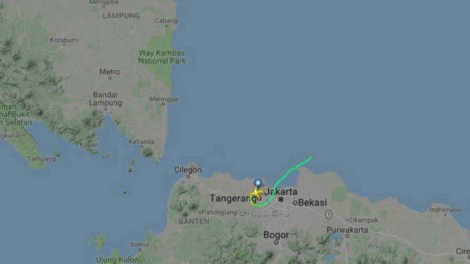 Avião com 50 pessoas a bordo desaparece de radar minutos após decolagem