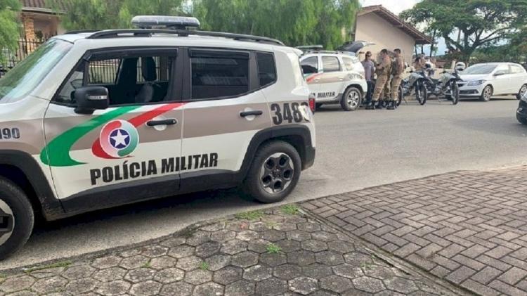 Jovem confessa que matou mãe com mata-leão e ainda deu festa depois