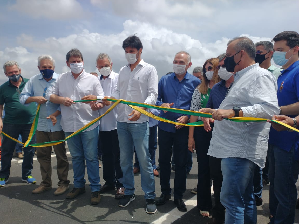 Ministro da Infraestrutura inaugura parte superior do Viaduto do Gancho