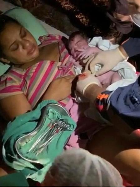 Após ambulância pegar fogo, mulher dá à luz criança às margens de rodovia
