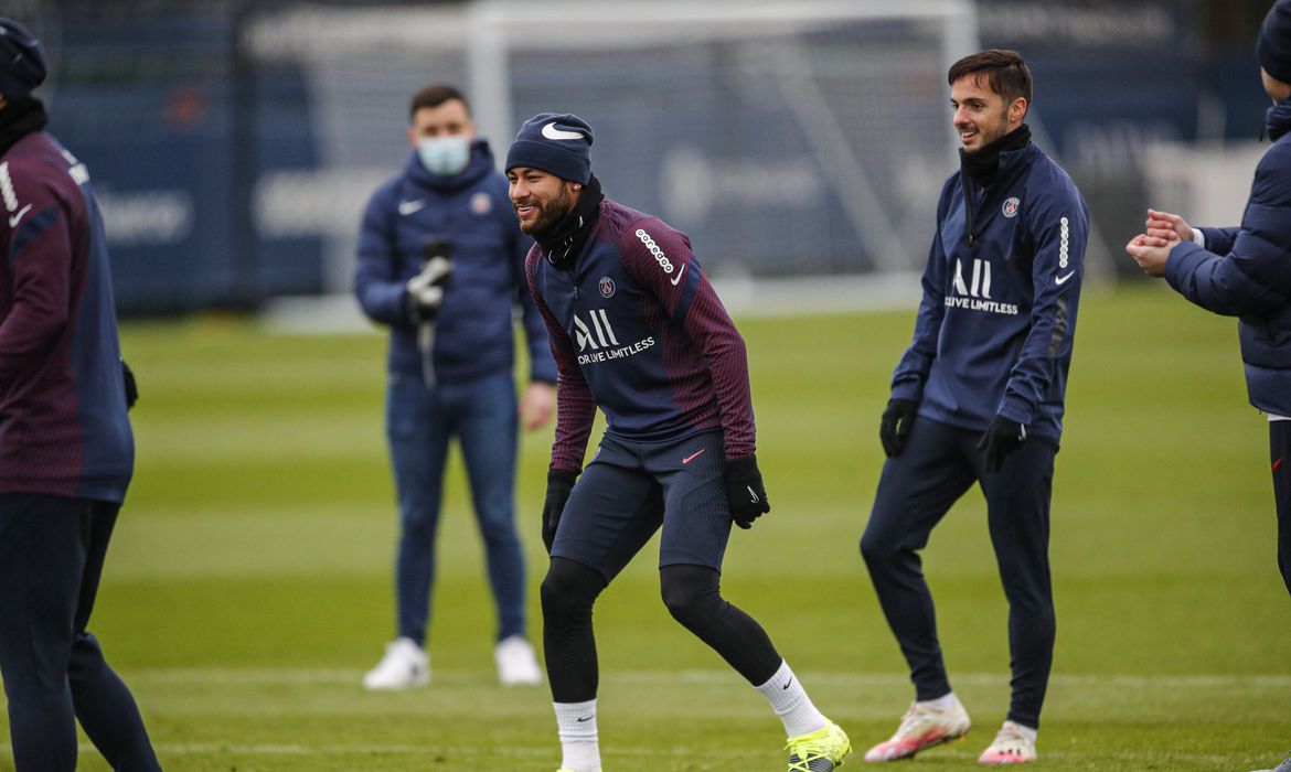 Neymar volta aos treinos nesta segunda, quase um mês após lesão no tornozelo