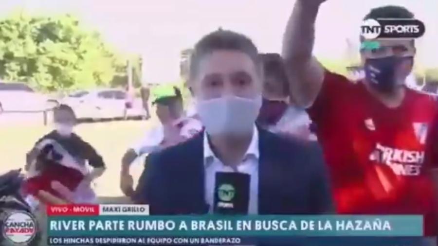 VÍDEO: Repórter tem celular furtado ao vivo por torcedor em embarque do River