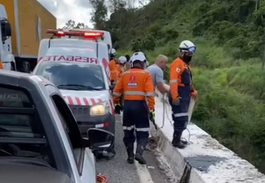 Caminhão cai da mesma ponte de acidente com ônibus no mês passado, em MG