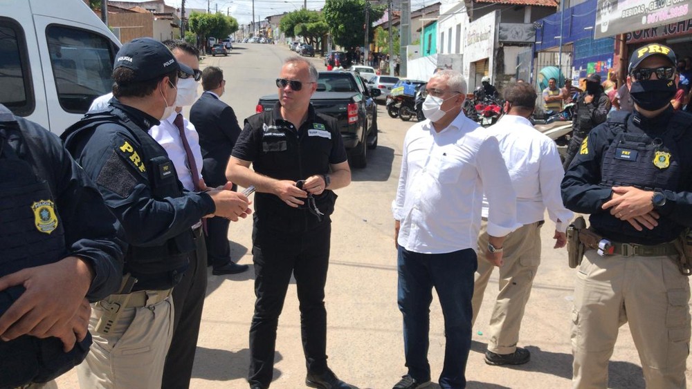 De férias no RN, ministro acompanha operação de combate ao tráfico em Natal