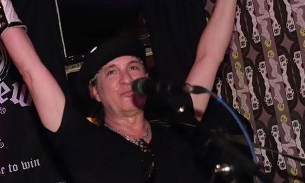 Guitarrista de famosa banda de rock morre aos 69 anos