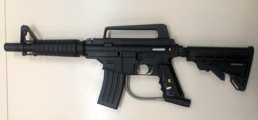 Polícia apreende réplica de fuzil na casa de Nego do Borel