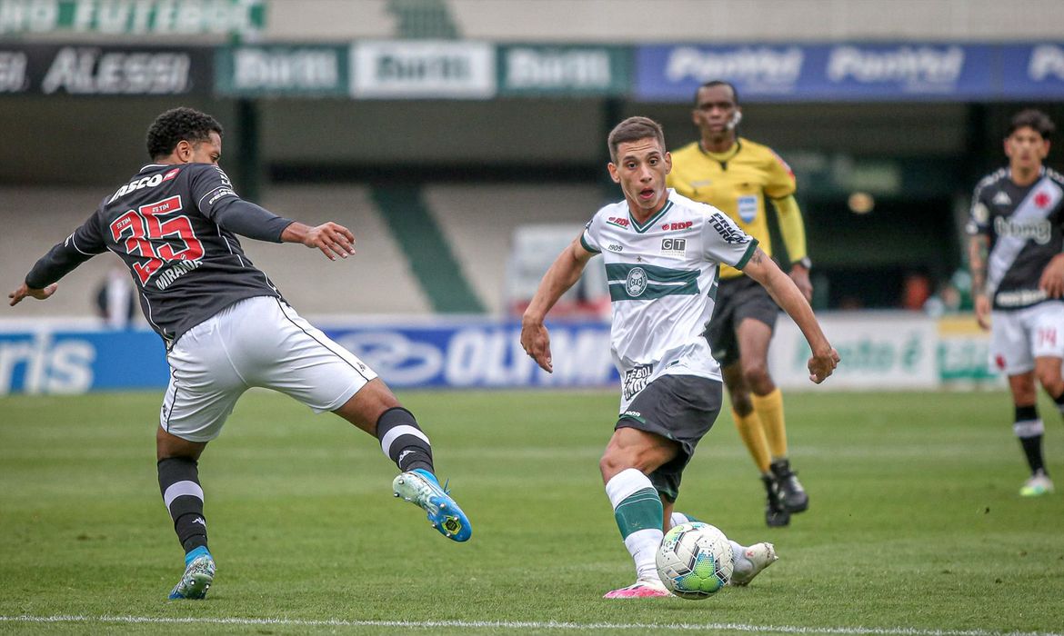 Vasco recebe Coritiba em busca de vitória para se afastar do Z-4
