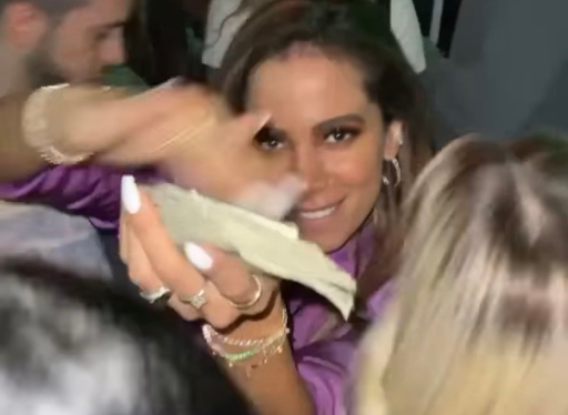 Anitta joga dólares para o alto nos EUA e web reage: 'Manda para Manaus'