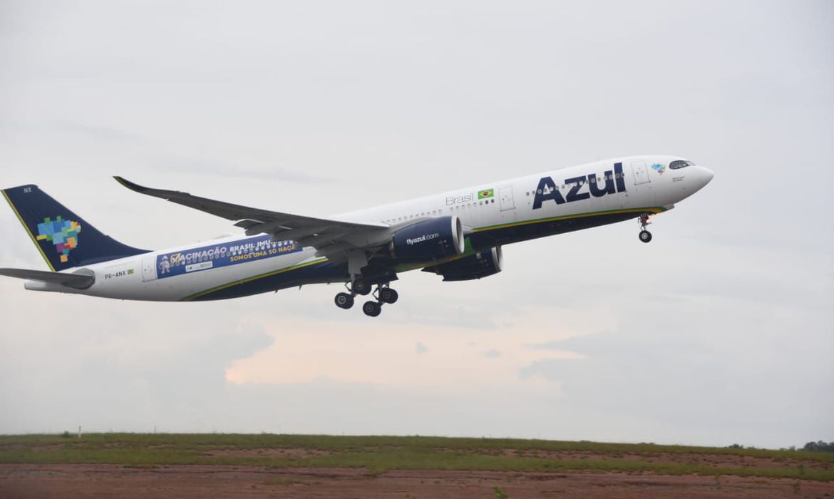 Avião que iria à Índia levará 80 cilindros de oxigênio para Manaus, diz Saúde