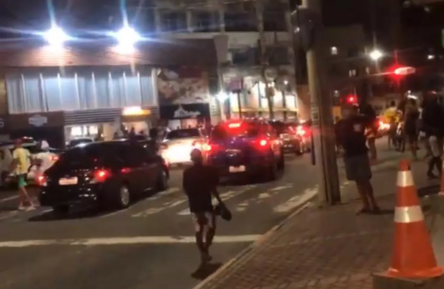 VÍDEO: Hóspedes fazem 'chuva de dinheiro' em hotel de Salvador