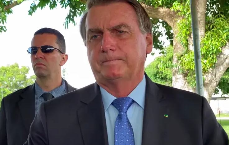 'Anvisa aprovou, não tem que discutir mais', afirma Bolsonaro sobre CoronaVac