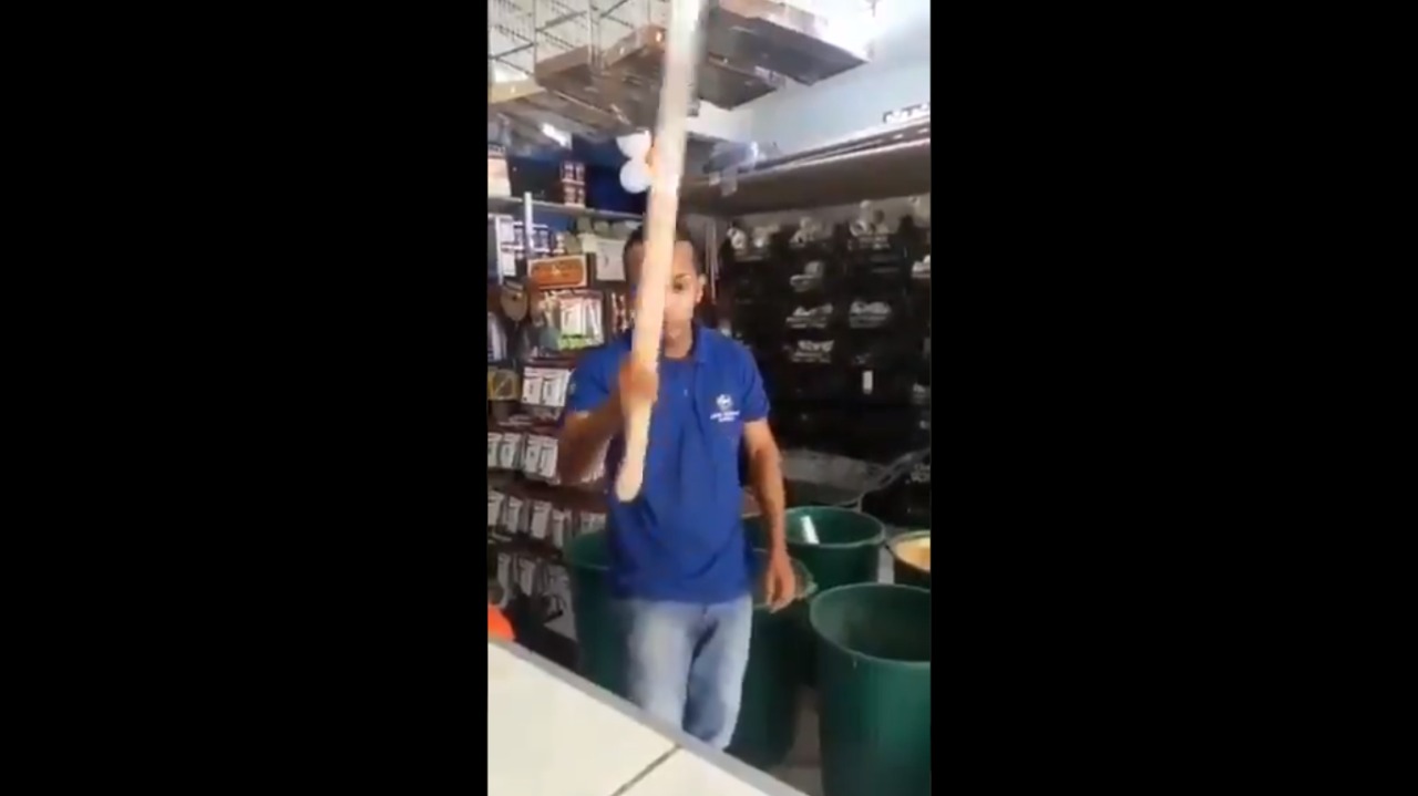 VÍDEO: “Era para ter dado uma dessa no bucho" de Bolsonaro, diz homem com facão