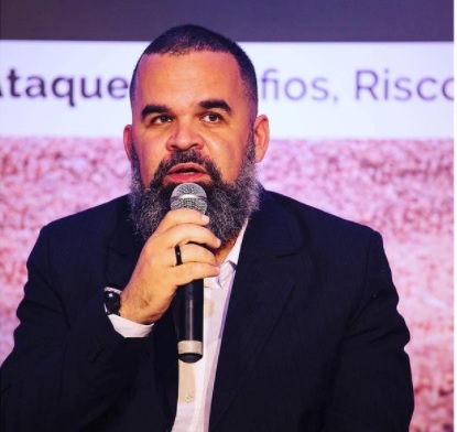 UFRN adverte professor e militante do PT que baixou calças na frente de alunas